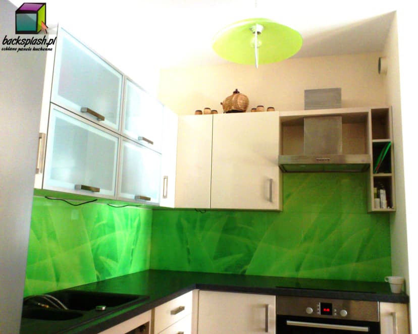 Zbliżenie na panel szklany z dekoracyjnym nadrukiem na szkle hartowanym ESG