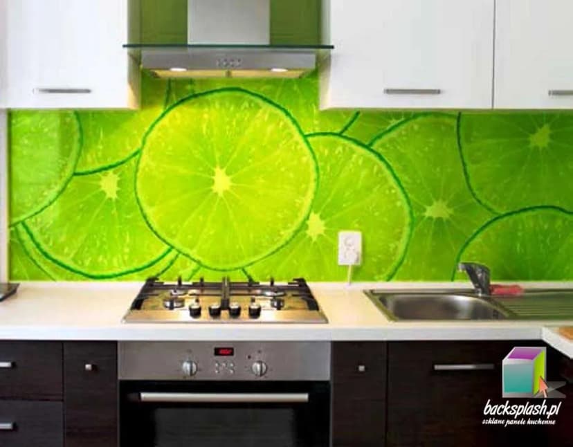 Kuchnia w stylu biophilic design z panelem szklanym z motywem natury