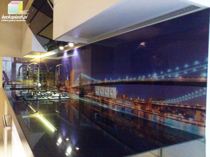 Porównanie kuchni ze szklanym panelem i tradycyjnymi płytkami ceramicznymi