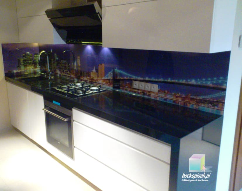 Biała kuchnia z panelem szklanym — efekt optycznego powiększenia