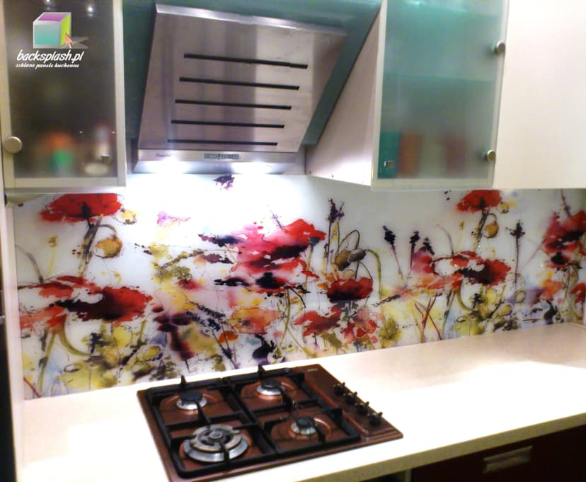 Panel szklany z kwiatowym motywem w eleganckiej kuchni klasycznej