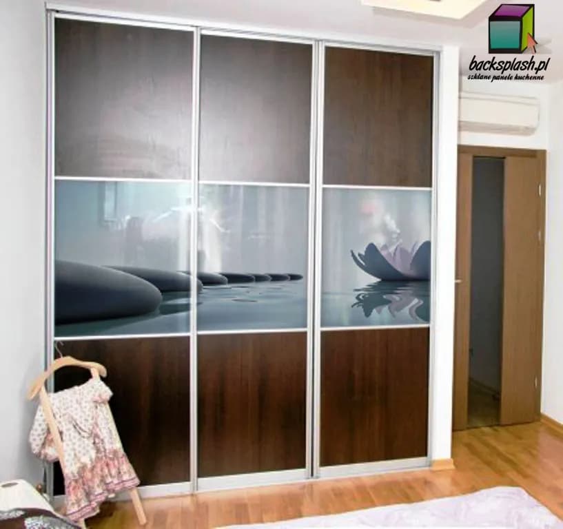 Panel ze szkła hartowanego ESG z nadrukiem graficznym w jasnej kuchni