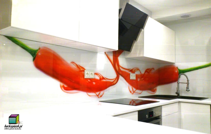 Kuchnia z panelem szklanym z graficznym nadrukiem nad kuchenką gazową