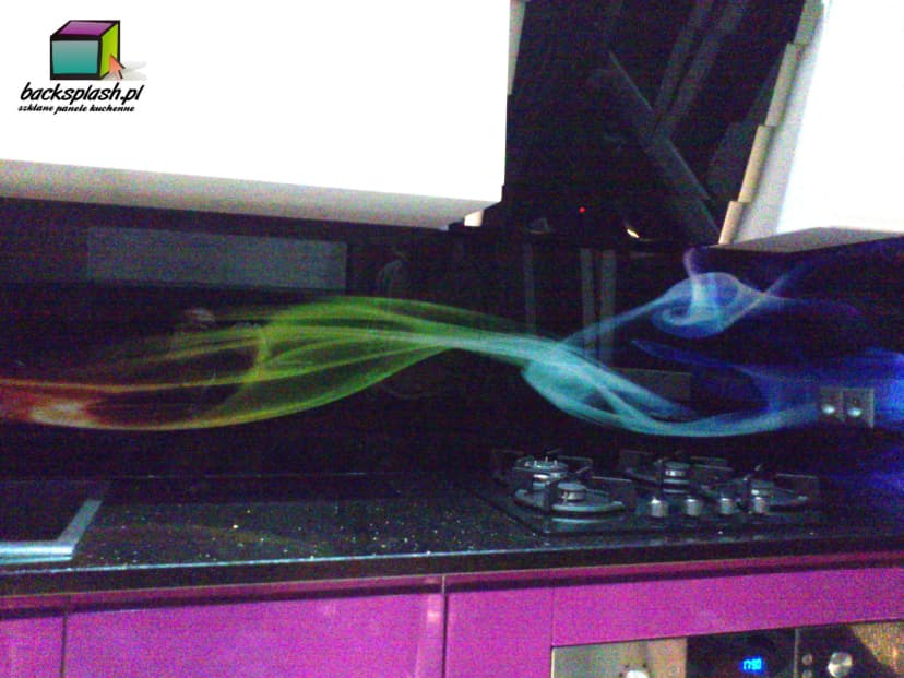 Pomiar ściany kuchennej przed montażem panelu szklanego