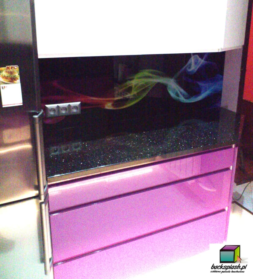Panel szklany za kuchenką gazową — zachowanie bezpiecznych odległości