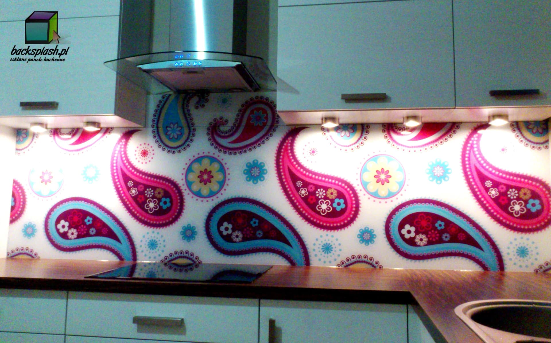 Panele szklane do łazienki – czy warto? Zalety i inspiracje