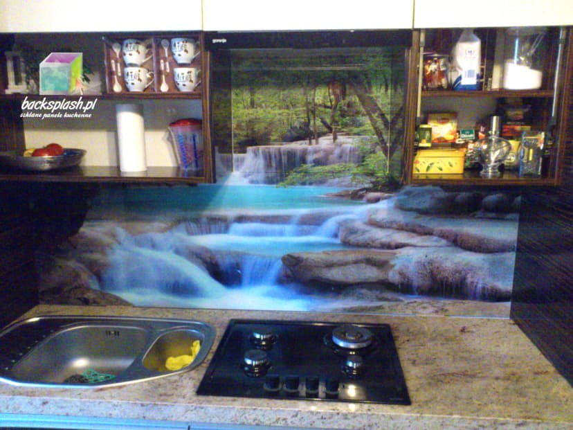 Bezpieczny montaż panelu szklanego — zachowanie odległości od źródła ciepła