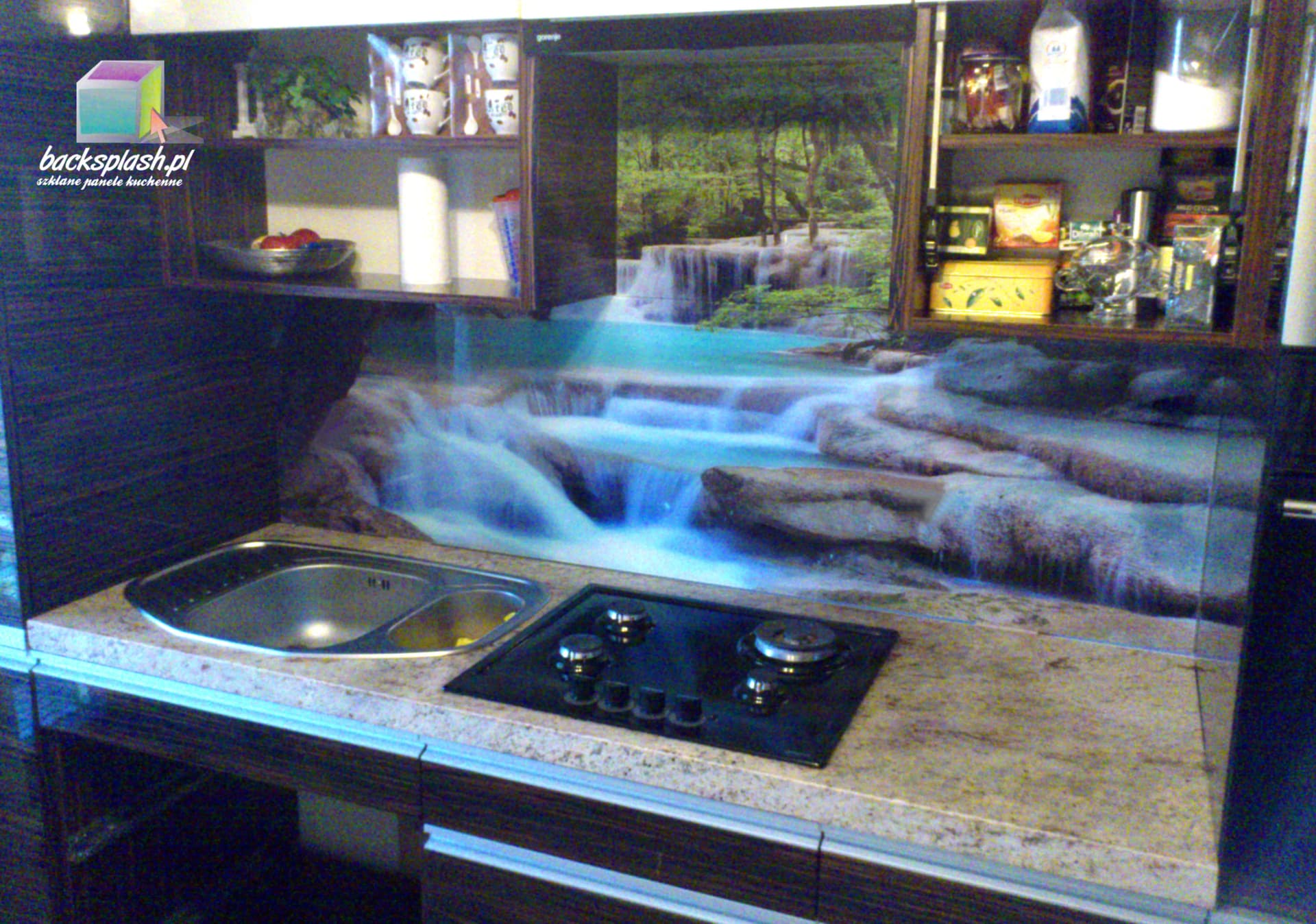 Panele szklane z podświetleniem LED — efekt WOW w Twojej kuchni