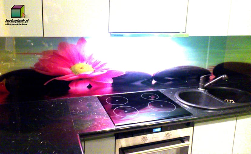 Duży panel szklany z panoramiczną grafiką w nowoczesnym salonie