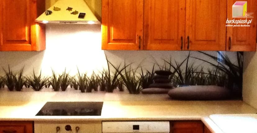Panel szklany z nadrukiem w nowoczesnej kuchni — przykład realizacji premium