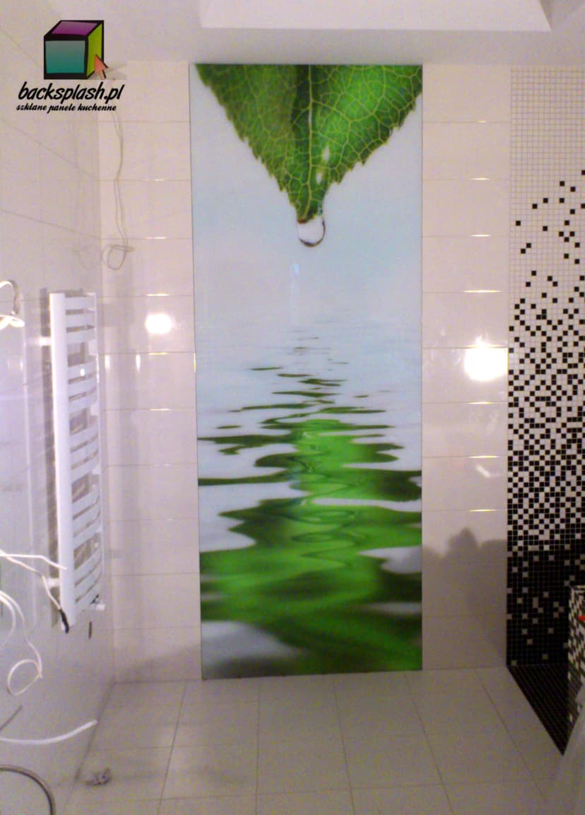 Panel szklany imitujący marmur Calacatta w eleganckiej kuchni