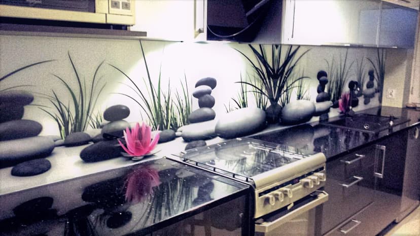 Detal nadruku UV na panelu szklanym — fotorealistyczna jakość