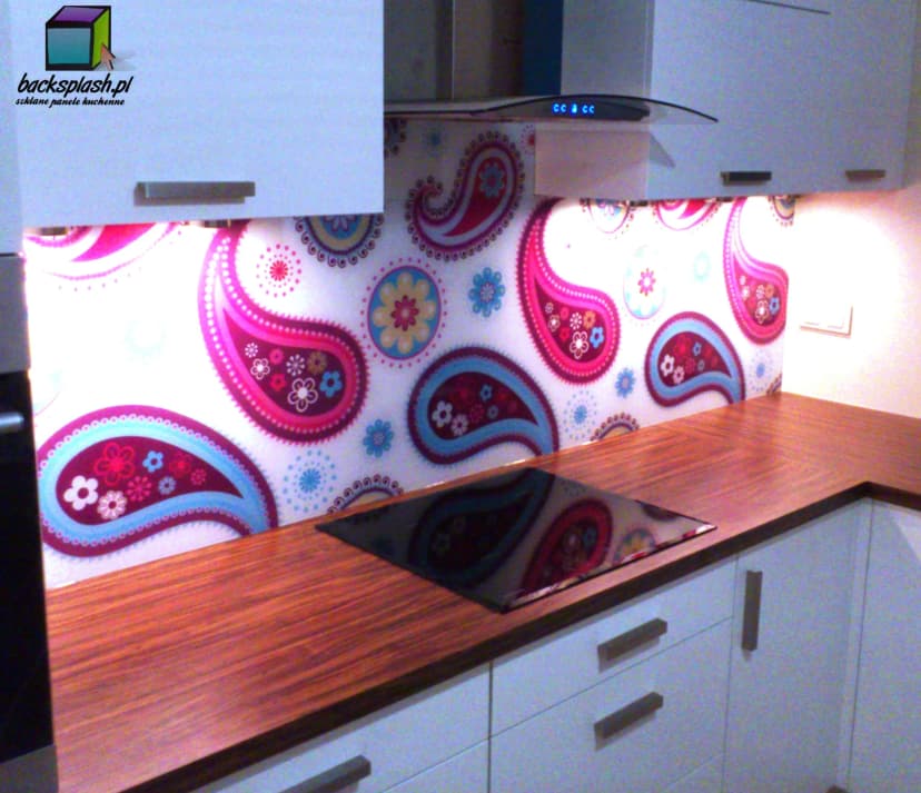 Nowoczesna kuchnia z panelem szklanym — zalety szklanych paneli