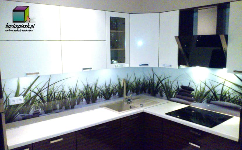 Nowoczesna kuchnia 2025 z panelem szklanym i naturalnymi materiałami